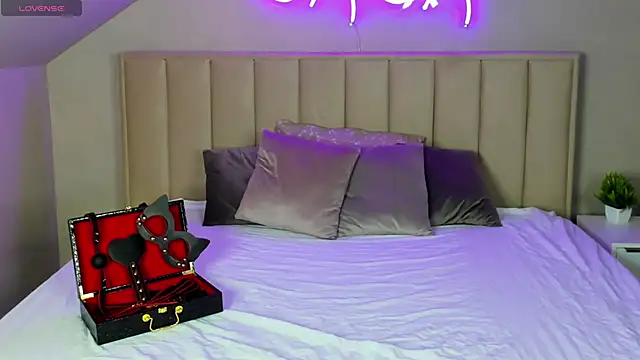 Snapshot of Eva_Hollowey chatting on September 2025 12:17:01 PM Eva Hollowey online show from September 2025 12:17:01 PM