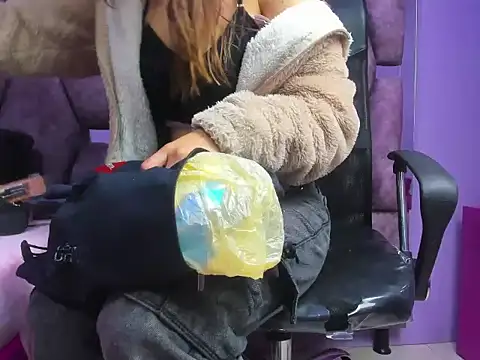 Snapshot of Emy_Latin chatting on September 2025 11:58:01 AM Emy Latin online show from September 2025 11:58:01 AM