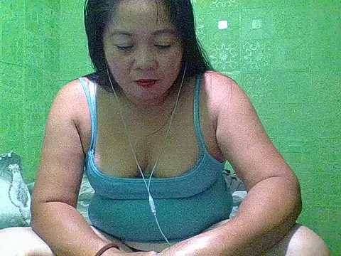 hottestmommm12345 online show from October 2025 01:22:01 PM