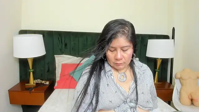 kiraGeiner online show from October 2025 10:27:02 AM