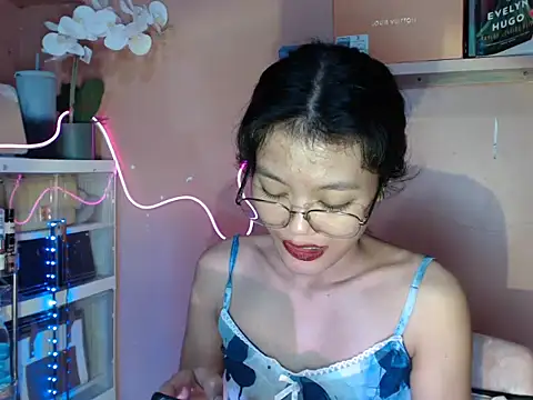 Snapshot of skinny_gracie chatting on October 2025 05:42:02 AM skinny gracie online show from October 2025 05:42:02 AM