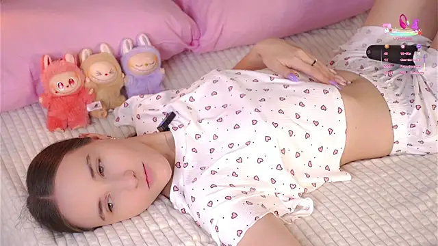 Snapshot of MaudAle chatting on October 2025 01:03:01 AM MaudAle online show from October 2025 01:03:01 AM