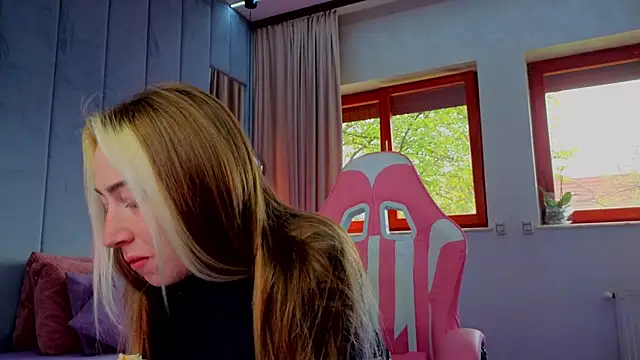 Snapshot of Reina_Cummings chatting on October 2025 07:03:02 AM Reina Cummings online show from October 2025 07:03:02 AM