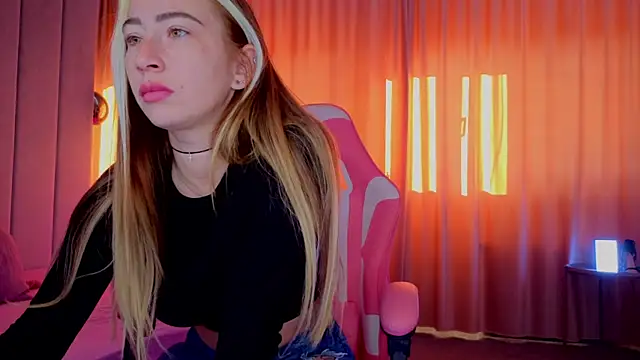 Snapshot of Reina_Cummings chatting on November 2025 07:00:01 AM Reina Cummings online show from November 2025 07:00:01 AM