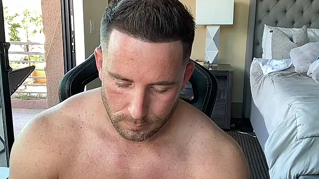 brettmycles28 online show from October 2025 11:16:01 PM