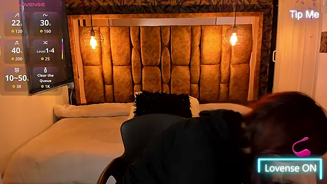 Isa Thompson   online show from October 2025 12:02:02 PM