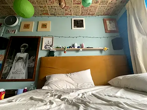 Snapshot of WriggleQuest chatting on September 2025 10:59:01 AM WriggleQuest online show from September 2025 10:59:01 AM