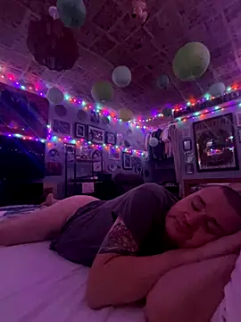 Snapshot of WriggleQuest chatting on November 2025 02:45:01 AM WriggleQuest online show from November 2025 02:45:01 AM