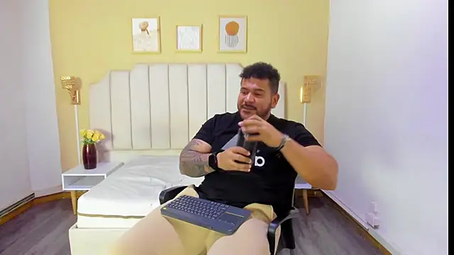 Snapshot of michael_hill1 chatting on October 2025 07:43:01 PM michael hill1 online show from October 2025 07:43:01 PM