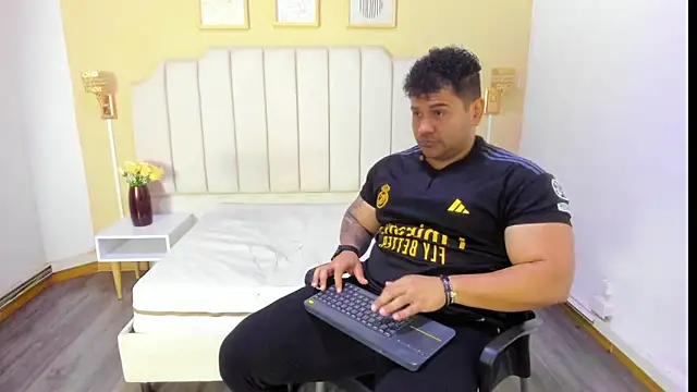 Snapshot of michael_hill1 chatting on October 2025 01:09:02 PM michael hill1 online show from October 2025 01:09:02 PM