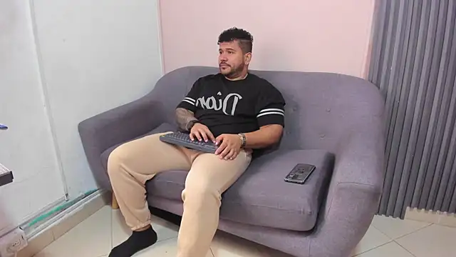 Snapshot of michael_hill1 chatting on November 2025 01:22:01 PM michael hill1 online show from November 2025 01:22:01 PM