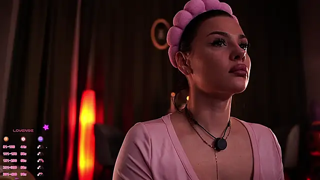 MaryHols online show from October 2025 04:18:01 PM