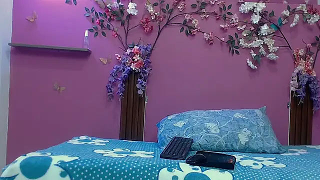 Snapshot of skinnybarbie022 chatting on October 2025 01:07:02 AM skinnybarbie022 online show from October 2025 01:07:02 AM