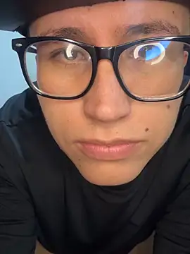 Snapshot of Kurtxxx22 chatting on November 2025 03:29:01 AM Kurtxxx22 online show from November 2025 03:29:01 AM