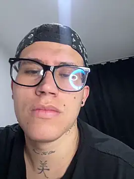 Snapshot of Kurtxxx22 chatting on November 2025 01:04:02 AM Kurtxxx22 online show from November 2025 01:04:02 AM