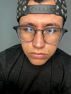 Snapshot of Kurtxxx22 chatting on November 2025 06:39:01 PM Kurtxxx22 online show from November 2025 06:39:01 PM