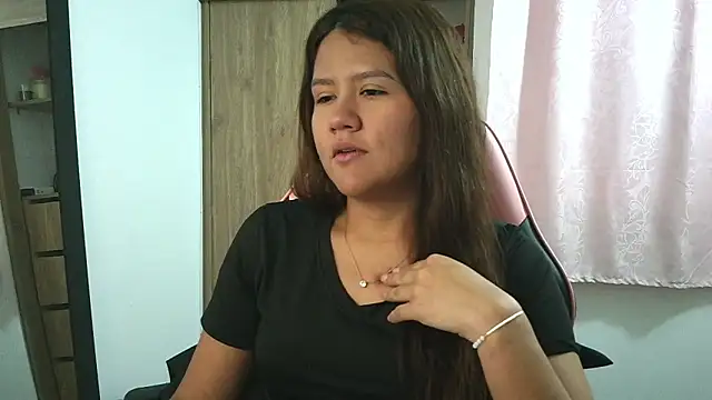 Oliviawatson1 online show from October 2025 12:20:01 PM