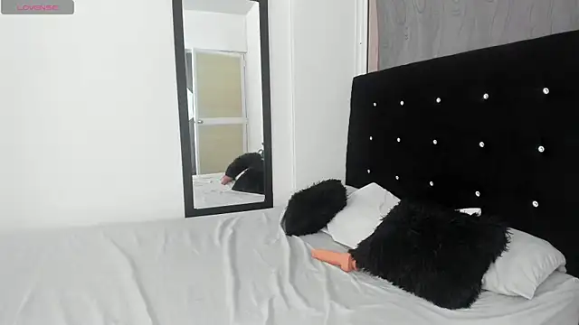 NicoleFletcher online show from October 2025 07:09:02 PM