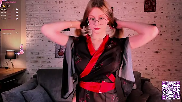 Snapshot of Kiki_Stacy chatting on November 2025 08:04:01 AM Kiki Stacy online show from November 2025 08:04:01 AM