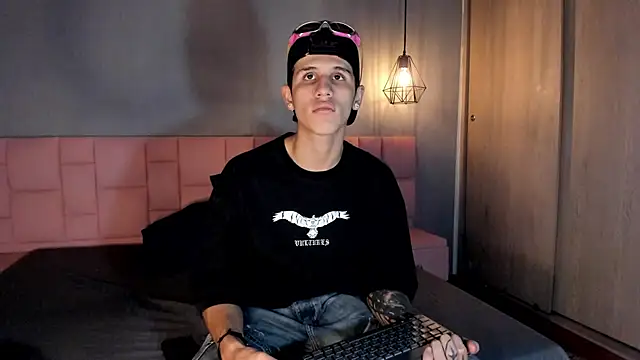 Snapshot of _realwav chatting on November 2025 05:01:02 PM realwav online show from November 2025 05:01:02 PM