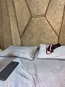 Isabela Colins online show from November 2025 12:05:02 PM