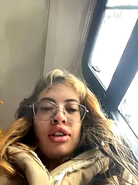 Isabela Colins online show from November 2025 05:02:02 PM