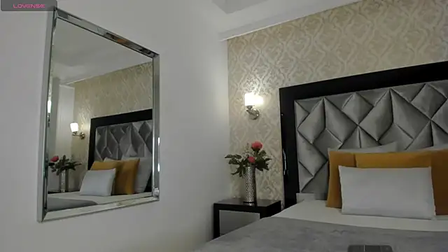 Layla Mackenzie online show from October 2025 04:22:01 AM