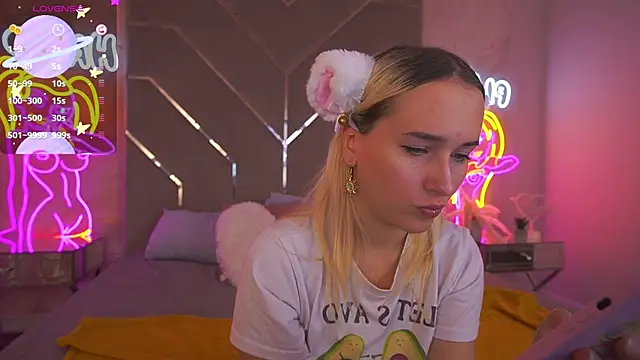 Snapshot of LilElfie chatting on October 2025 12:47:01 PM LilElfie online show from October 2025 12:47:01 PM