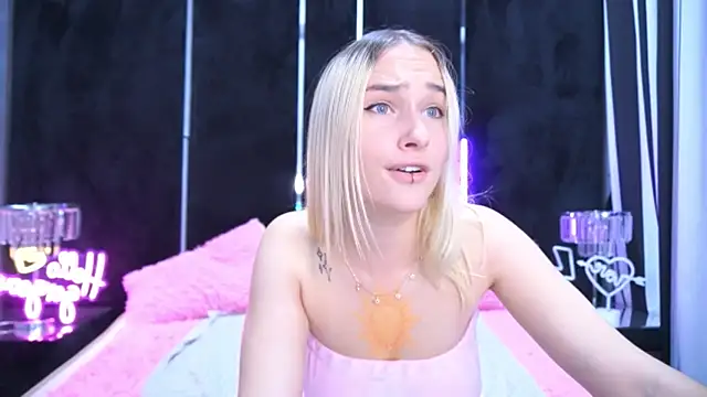 Snapshot of LilElfie chatting on October 2025 01:10:01 PM LilElfie online show from October 2025 01:10:01 PM