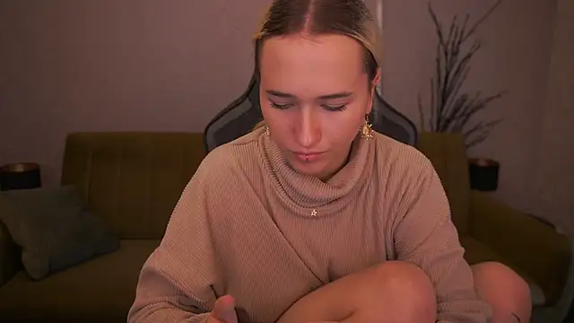 Snapshot of LilElfie chatting on October 2025 01:43:02 PM LilElfie online show from October 2025 01:43:02 PM