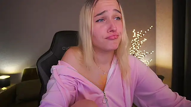 Snapshot of LilElfie chatting on October 2025 01:14:01 PM LilElfie online show from October 2025 01:14:01 PM