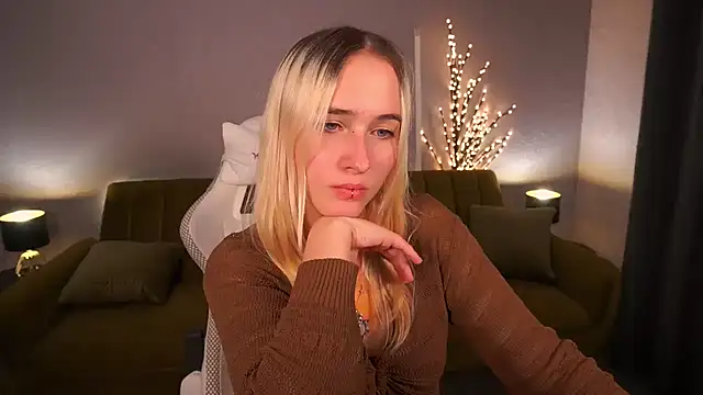 Snapshot of LilElfie chatting on October 2025 08:59:02 PM LilElfie online show from October 2025 08:59:02 PM