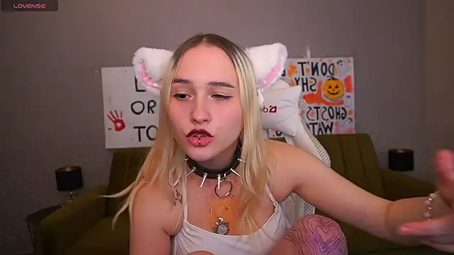 Snapshot of LilElfie chatting on October 2025 11:28:02 PM LilElfie online show from October 2025 11:28:02 PM