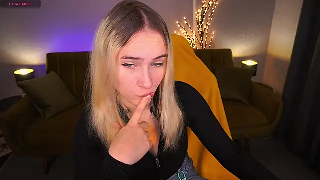 Snapshot of LilElfie chatting on November 2025 01:44:02 PM LilElfie online show from November 2025 01:44:02 PM