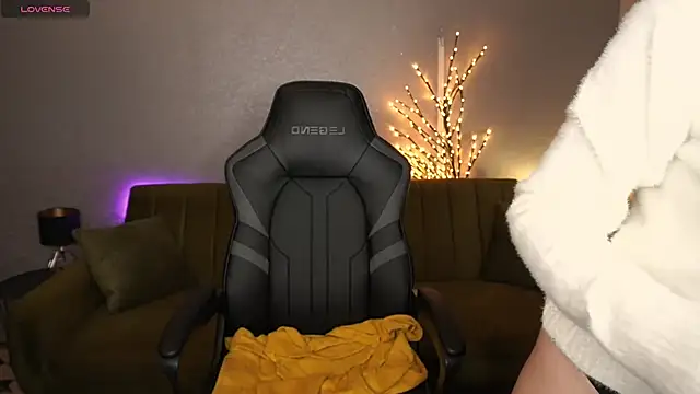 Snapshot of LilElfie chatting on November 2025 01:51:01 PM LilElfie online show from November 2025 01:51:01 PM