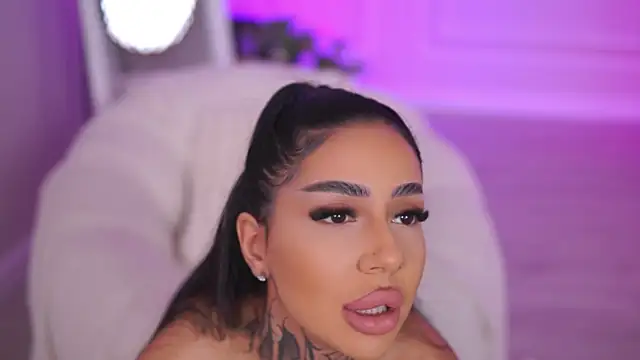 Snapshot of KiaraMoreno chatting on November 2025 11:56:01 AM KiaraMoreno online show from November 2025 11:56:01 AM