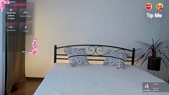 KelsiWest online show from October 2025 01:31:02 PM