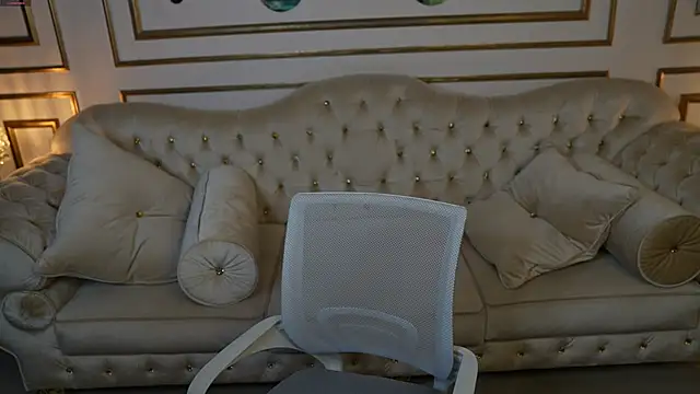 Esmie Smile online show from October 2025 07:01:01 PM