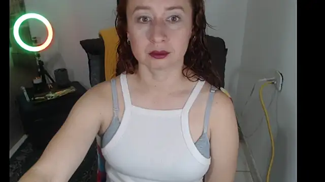 Snapshot of Milf_Valeria chatting on October 2025 03:20:01 PM Milf Valeria online show from October 2025 03:20:01 PM