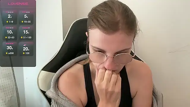 Snapshot of BustyKellyXXX chatting on October 2025 09:20:01 AM BustyKellyXXX online show from October 2025 09:20:01 AM