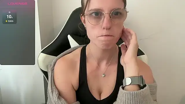 Snapshot of BustyKellyXXX chatting on October 2025 01:22:01 PM BustyKellyXXX online show from October 2025 01:22:01 PM