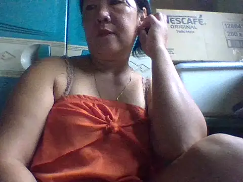 Snapshot of mommasexy29 chatting on October 2025 10:43:02 PM mommasexy29 online show from October 2025 10:43:02 PM