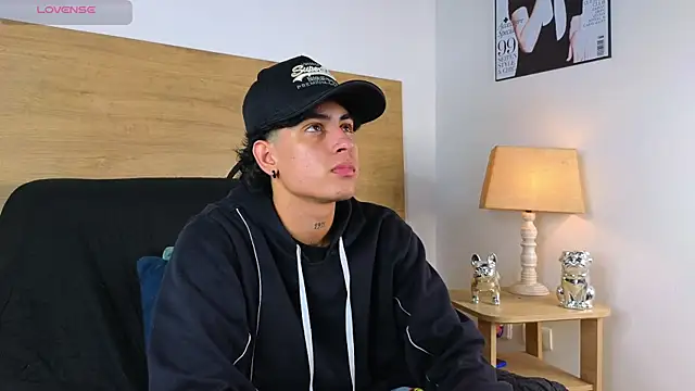 Stiven Benet  online show from October 2025 11:27:01 PM