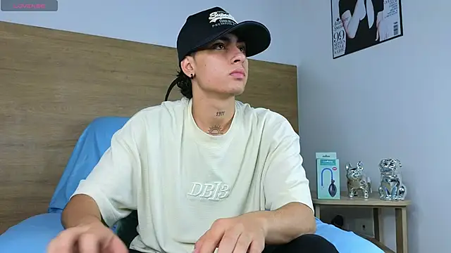 Stiven Benet  online show from October 2025 12:48:02 PM