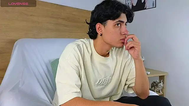 Stiven Benet  online show from November 2025 12:51:02 PM