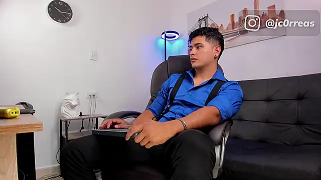 Snapshot of _Juanes chatting on November 2025 08:30:02 PM Juanes online show from November 2025 08:30:02 PM