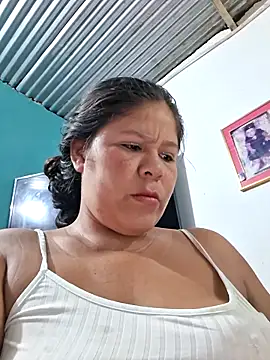 Snapshot of hotmom33 chatting on November 2025 11:11:01 AM hotmom33 online show from November 2025 11:11:01 AM