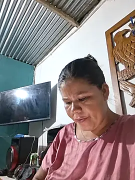 Snapshot of hotmom33 chatting on November 2025 10:37:01 AM hotmom33 online show from November 2025 10:37:01 AM