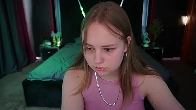 Snapshot of CrystallPaws chatting on September 2025 01:46:02 PM CrystallPaws online show from September 2025 01:46:02 PM