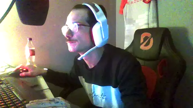 Snapshot of Dikklauss chatting on October 2025 06:19:02 PM Dikklauss online show from October 2025 06:19:02 PM